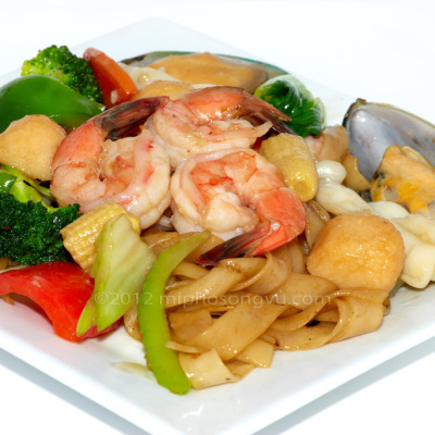 song-vu-F06-hu-tieu-xao-do-bien-stir-fried-rice-noodle-seafood