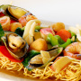 song-vu-F10-mi-xao-gion-do-bien-crispy-egg-noodle-seafood