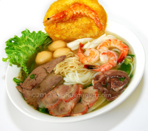 song-vu-H04-hu-tieu-mi-thap-cam-mixed-seafood-rice-egg-noodle-soup