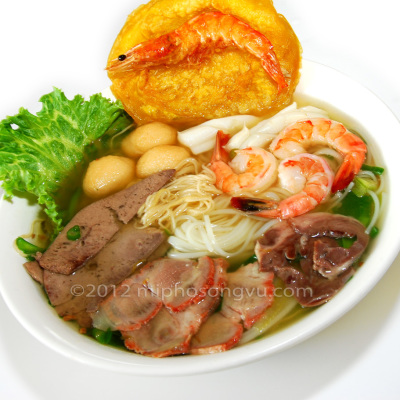song-vu-H04-hu-tieu-mi-thap-cam-mixed-seafood-rice-egg-noodle-soup