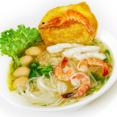 song-vu-H05-hu-tieu-mi-do-bien-seafood-egg-clear-noodle-soup