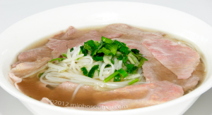 song-vu-P02-pho-tai-rare-beef-rice-noodle-soup
