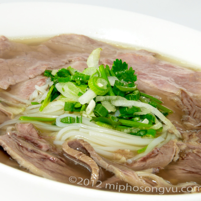 song-vu-P03-pho-tai-nam-rare-beef-well-done-beef-rice-noodle-soup