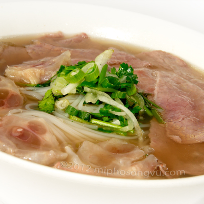 song-vu-P04-pho-tai-gan-rare-beef-tendon-rice-noodle-soup
