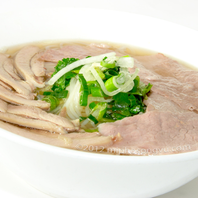 song-vu-P17-pho-tai-ga-rare-beef-chicken-noodle